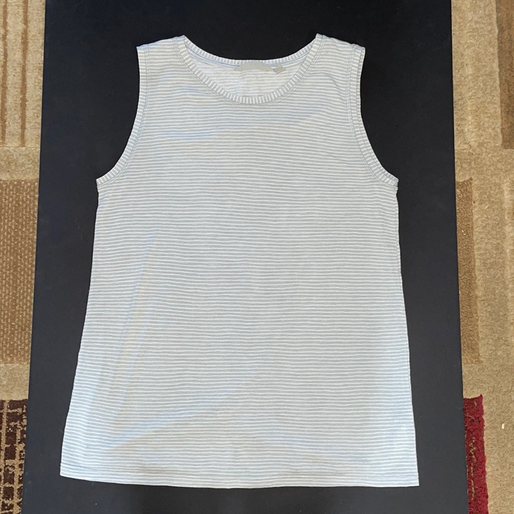 Athleta sleeveless shirt